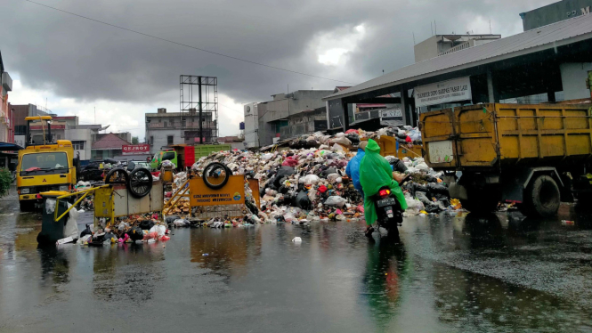 Kesal sampah menggunung, warga Tasikmalaya blokir jalan dengan gerobak dan sampah