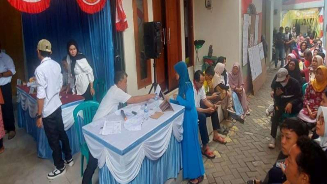 Warga di TPS 5 Kelurahan Larangan mengikuti kegiatan pemungutan suara susulan.