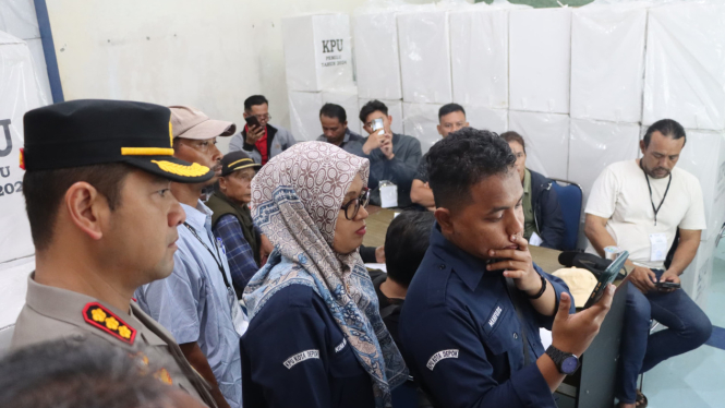 Kapolres Metro Depok Kombes Pol Arya Perdana meninjau rekapitulasi penghitungan tingkat kecamatan