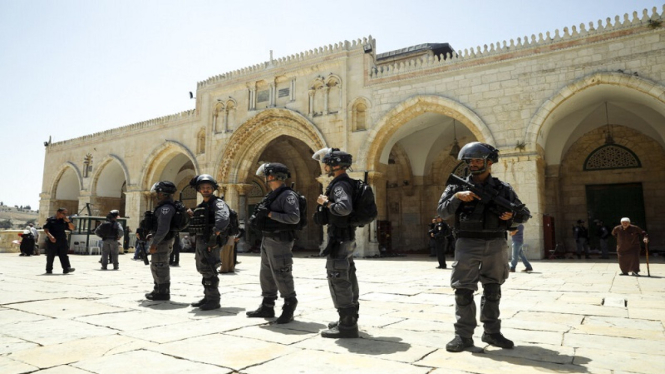 Aparat Kepolisian Israel berjaga-jaga di Masjid Al Aqsha, Jerussalem Palestina
