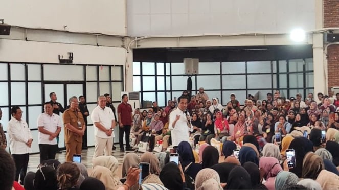 El presidente de Indonesia, Joko Widodo, entrega ayuda de arroz a las familias beneficiarias (KPM) en Tangerang, en el sur de Banten, el lunes 19 de febrero de 2024. (Foto cortesía del Seguro Social)