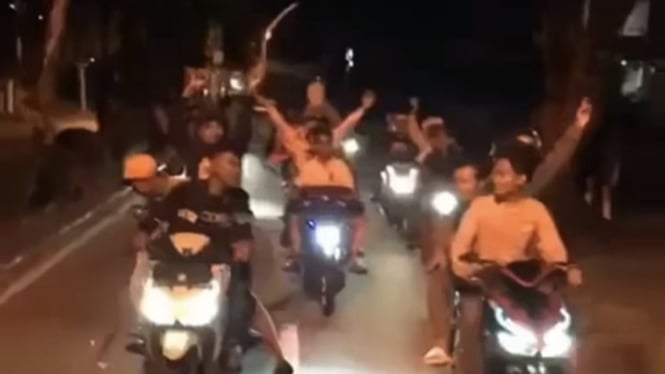 Tangkapan layar video viral sejumlah remaja tanggung yang konvoi membawa sajam di Kota Pontianak. 