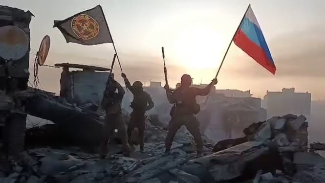 VIVA Militer: Tentara Rusia kibarkan bendera negara di wilayah Ukraina