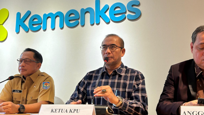 Ketua KPU RI Hasyim Asy'ari (tengah) dalam konferensi pers di Kantor Kemenkes RI, Jakarta Selatan, Senin, 19 Februari 2024