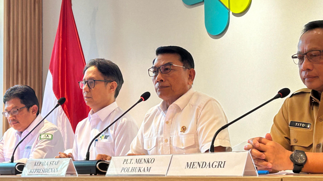 Menkes RI Budi Gunadi Sadikin (kedua dari kiri) dalam konferensi pers di Kantor Kemenkes RI, Jakarta Selatan, Senin, 19 Februari 2024