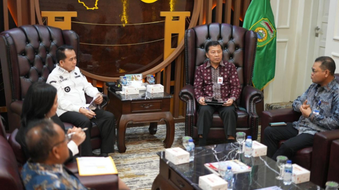 Pj Gubernur Sumatera Selatan Agus Fatoni menerima audiensi OJK regional 7