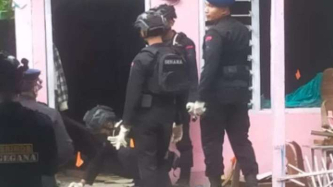 Jihandak Polda Jatim di Rumah Ketua KPPS di Pamekasan yang Dilempar Peledak
