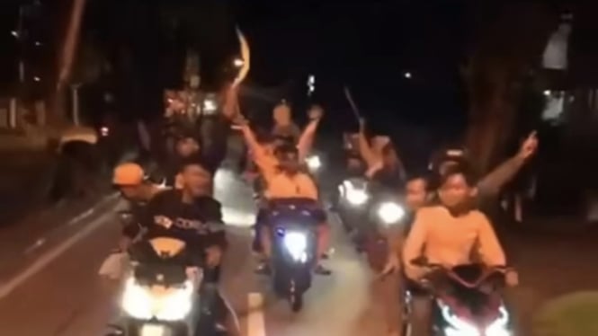 Tangkapan layar video viral yang menunjukkan belasan remaja yang konvoi membawa sajam, di Kota Pontianak. Sebanyak 6 orang anak bawah umur anggota geng motor tersebut sempat diamankan pihak kepolisian. 