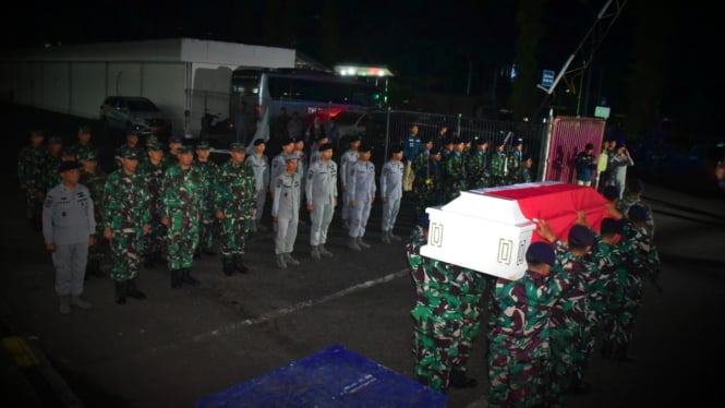 VIVA Militer: Jenazah Kolonel Laut (H) Reynold Sandewana tiba di Manado.