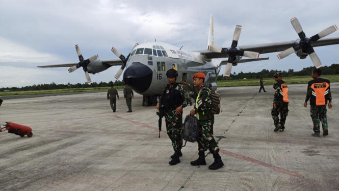 VIVA Militer: Pesawat Hercules TNI AU mendarat di Bandara Dekai Yahukimo