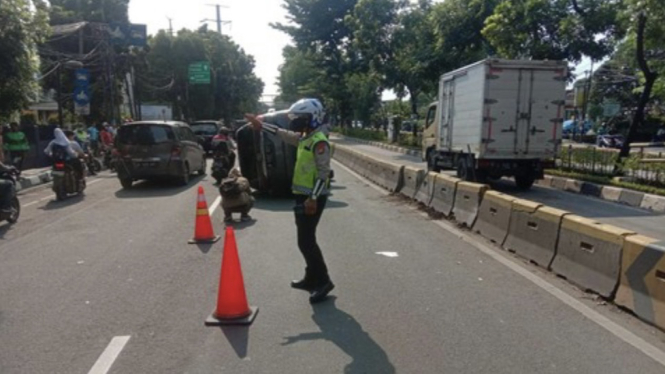 Kecelakaan mobil secara tunggal terjadi di kawasan Rawamangun, Pulogadung, Jakarta Timur (Jaktim), akibat menabrak Separator transjakarta, Selasa 20 Februari 2024. 