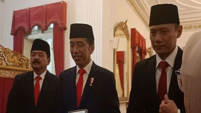 Presiden Jokowi bersama Hadi Tjahjanto dan Agus Harimurti Yudhoyono (AHY)