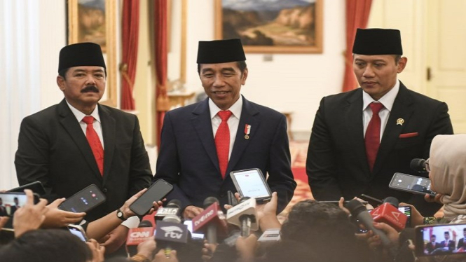 Presiden Jokowi bersama Menko Polhukam Hadi Tjahjanto dan Menteri ATR/BPN AHY