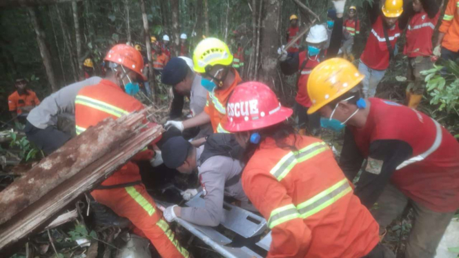 Tim SAR gabungan mengevakuasi penumpang helikopter jatuh di Halmahera Tengah