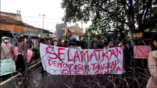Massa Demo di Kantor Bawaslu Lampung Tuntut Kecurangan Pemilu 2024