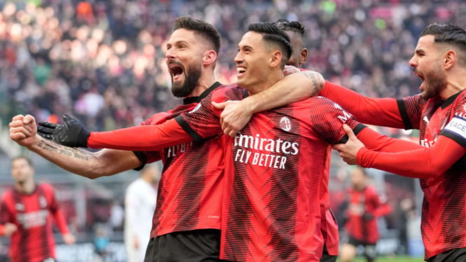 Tijjani Reijnders Merayakan Gol Bersama Para Pemain AC Milan