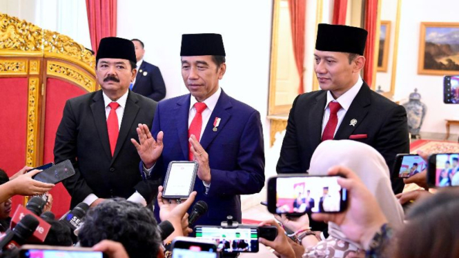 Presiden Jokowi bersama Menteri ATR/BPN Agus Harimurti Yudhoyono (AHY).