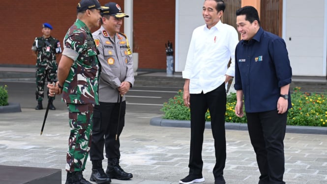 Menteri BUMN Erick Thohir mendampingi Presiden Jokowi mengecek kesiapan Makassar New Port sebelum diresmikan 
