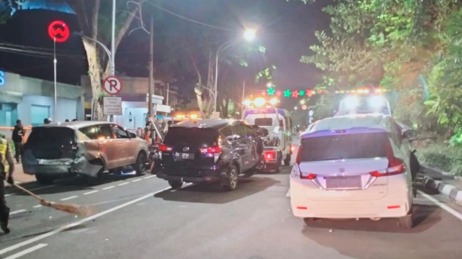 Mobil Innova Reborn milik Jaksa AH yang terlibat kecelakaan beruntun di Surabaya. (Satlantas Polrestabes Surabaya via Mokhammad Dofir/VIVA Jatim) 