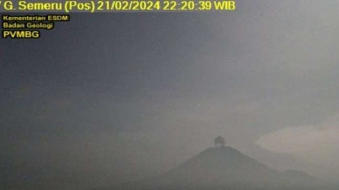 O Monte Semeru entrou em erupção na noite de quarta-feira (21/02/2024), conforme visto no CCTV