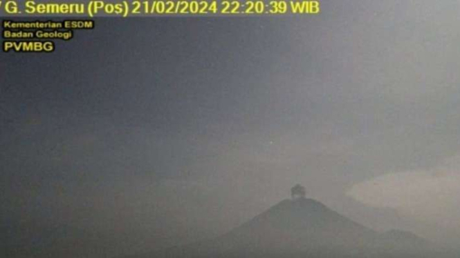 Gunung Semeru erupsi yang terpantau dari CCTV pada Rabu (21/2/2024) malam
