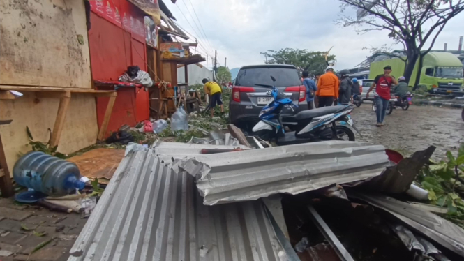 Dampak angin puting beliung di Sumedang, Jawa Barat