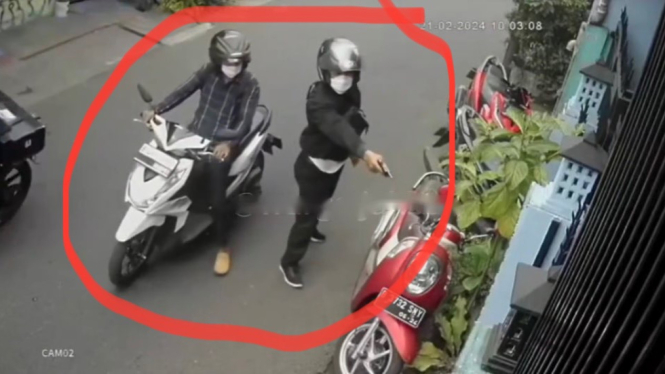 Viral di media sosial dan terekam CCTV aksi maling motor bersenjata api terjadi di kawasan Kemanggisan Jakarta Barat, Rabu 21 Februari 2024. 