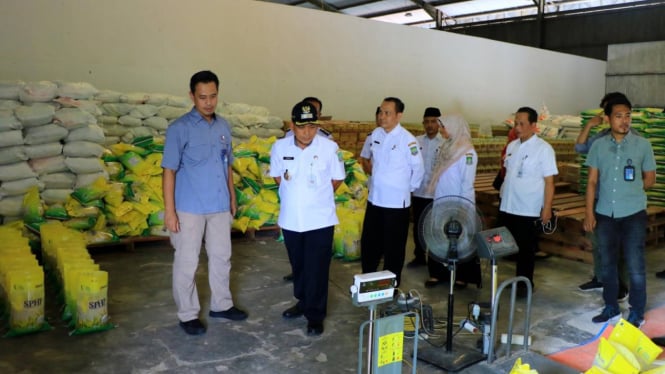 Pj Wali Kota Tangerang saat cek ketersediaan beras di gudang bulog