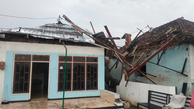 6 rumah warga di Pasuruan rusak parah diterjang angin kencang