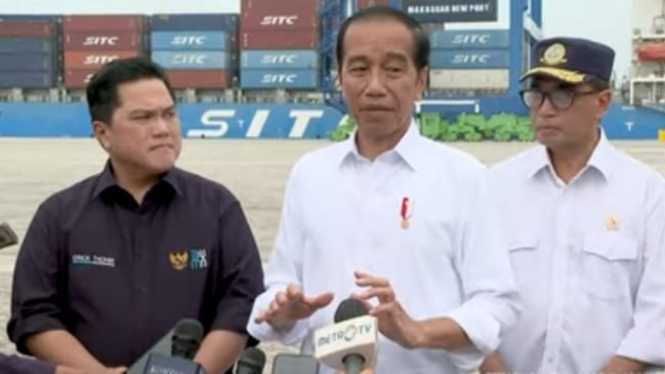 Presiden Jokowi memberikan keterangan pers usai meresmikan Makassar New Port 