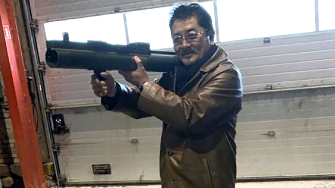 Takeshi Ebisawa memegang peluncur roket