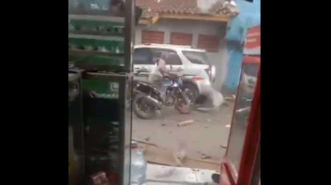 Pria terjebak angin puting beliung