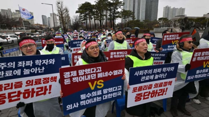 Para dokter muda mogok kerja di Korea Selatan