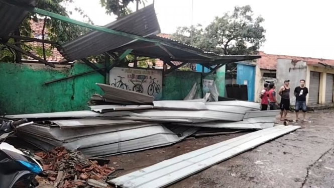 Bangunan ambruk tersapu badai tornado di Sumedang, Jawa Barat