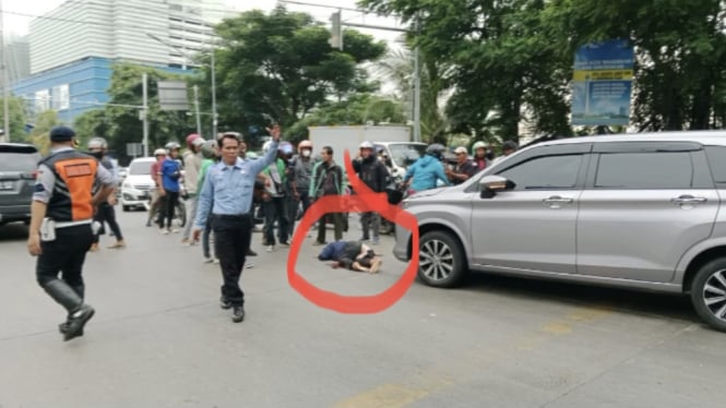 Seorang wanita yang tidak diketahui identitasnya nekat terjun bebas dengan niat bunuh diri dari jalan layang Jalan RE Martadinata, Ancol, Jakarta Utara, Rabu 21 Februari 2024 sekitar pukul 15.50 WIB.