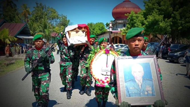 VIVA Militer: Prosesi pemakaman jenazah Kolonel Tjut Agam.