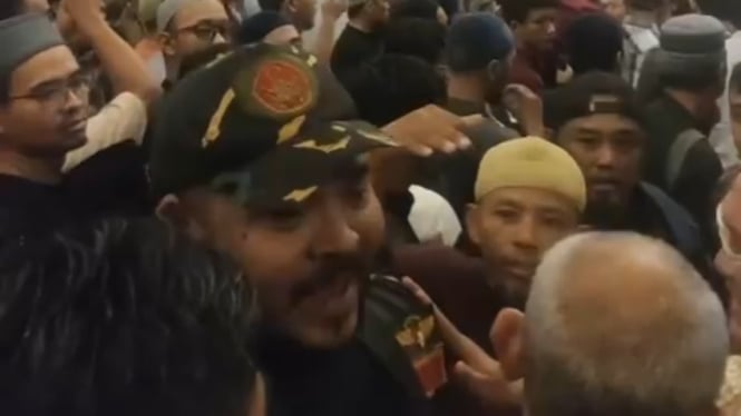 Tangkapan layar video kericuhan antara jemaah Ustaz Syafiq Riza Basalamah dengan Ansor dan Banser di Surabaya. (Istimewa)