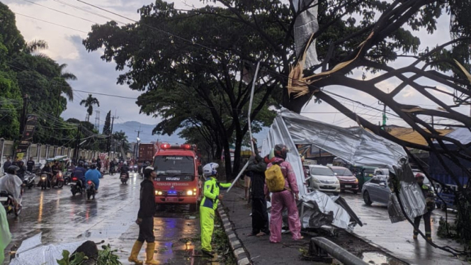 Angin puting beliung yang terjadi pada Rabu 21 Februari 2024 sore pukul 17.15 WIB, di wilayah Kabupaten Sumedang dan Bandung, dikabarkan berusak hampir 500 rumah warga. 