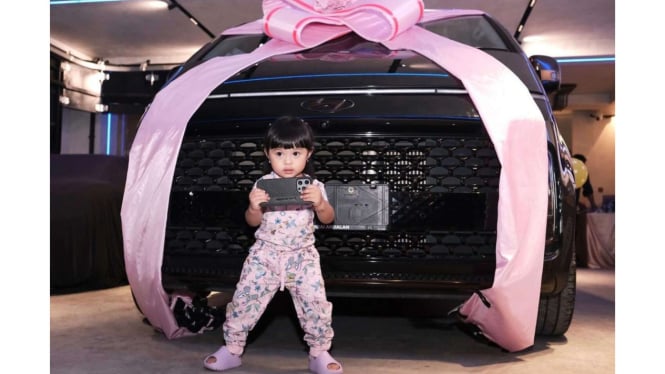 Ameena dapat hadiah mobil dari Atta dan Aurel di ulang tahun ke-2