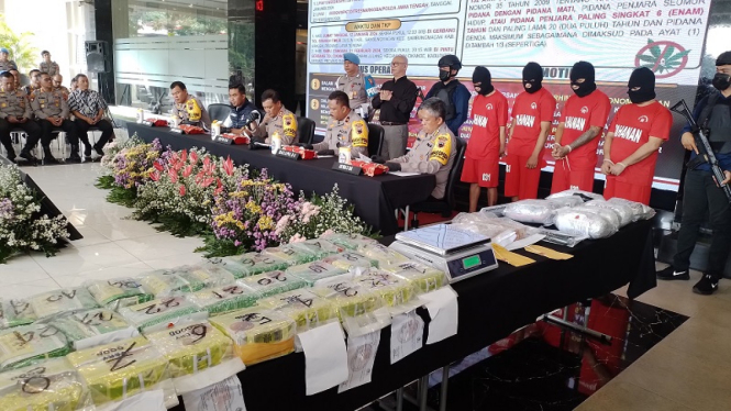 Para pelaku dan barang bukti ditunjukkan sabu di Mapolda Jawa Tengah, Jumat 