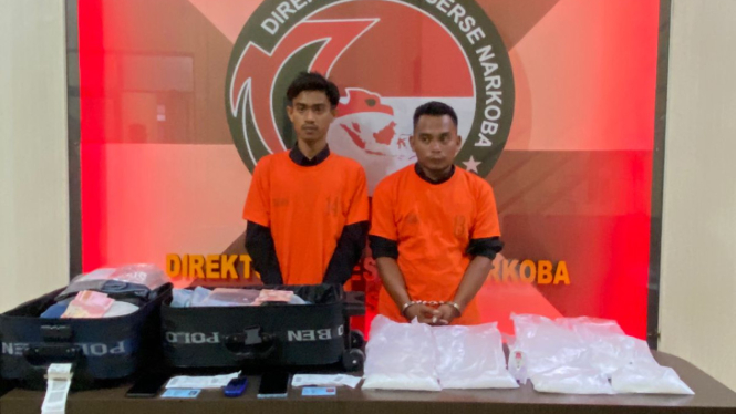Kedua pelaku penyeludupan sabu 3,8 kilogram di Bandara Kualanamu saat diamankan petugas kepolisian.(istimewa/VIVA)