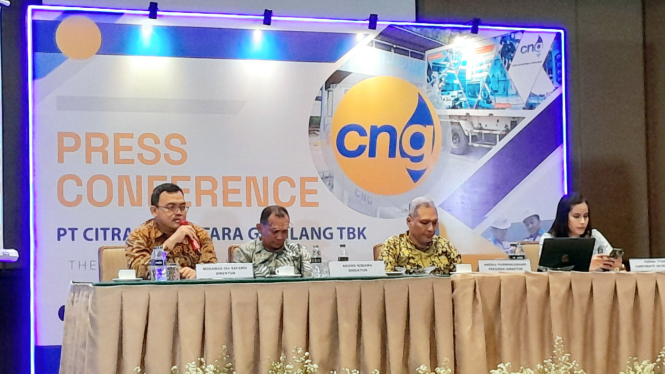 Jajaran Direksi CNG saat memberikan keterangan dalam konferensi pers di Hotel Sultan, Senayan, Jakarta, Jumat, 23 Februari 2024.
