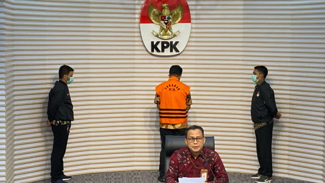 Kepala Bagian Pemberitaan KPK Ali Fikri saat konferensi pers usai KPK resmi menahan tersangka baru korupsi di Sidoarjo, Jawa Timur