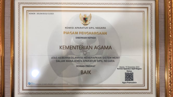 Piagam penghargaan Anugerah Meritokrasi dari KASN