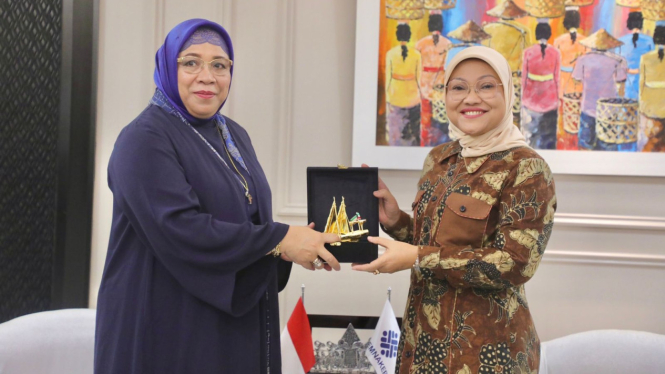Dubes Indonesia untuk Kuwait Lena Maryana Mukti dan Menaker Ida Fauziyah