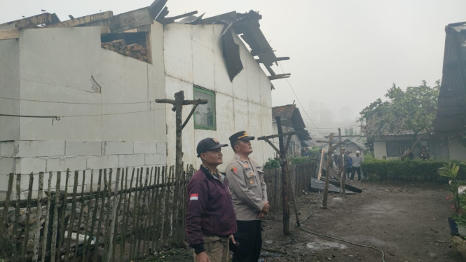 Belasan Rumah Warga di Kertasari Bandung Rusak Akibat Puting Beliung