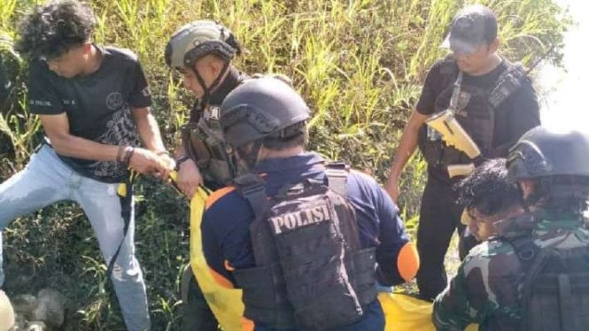 Evakuasi anggota KKB yang tewas saat kontak tembak di Kali Brasa, Dekai, Kabupaten Yahukimo Papua Pegunungan.