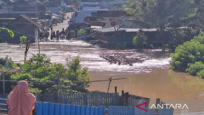 Banjir yang melanda menenggelamkan salah satu jembatan penghubung di Sumbawa