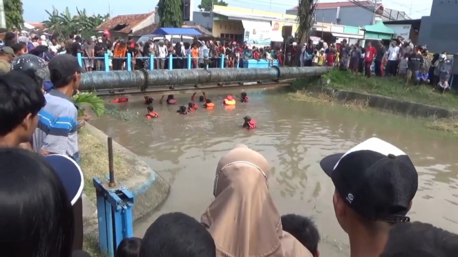 Tim SAR mencari anak yang dikabarkan tenggelam di Brebes