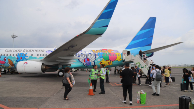 Pesawat dengan livery Pokemon oleh Garuda Indonesia yang dikenal dengan istilah Pikachu Jet yang mendarat perdana di Bandara I Gusti Ngurah Rai Bali. 